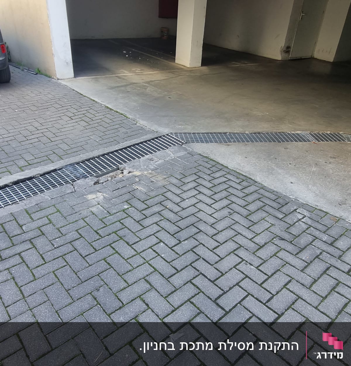 רכב חונה ליד פתח חניה עם ריצוף אבן